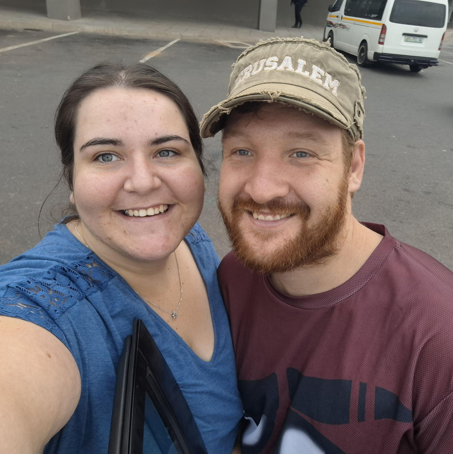 “Ons eerste vakansie saam? Graskop se Panorama Chalets! Bos, bome en natuurlik ’n klein geveg met die muskiete – maar ons het dit oorleef!” 🏕️😂