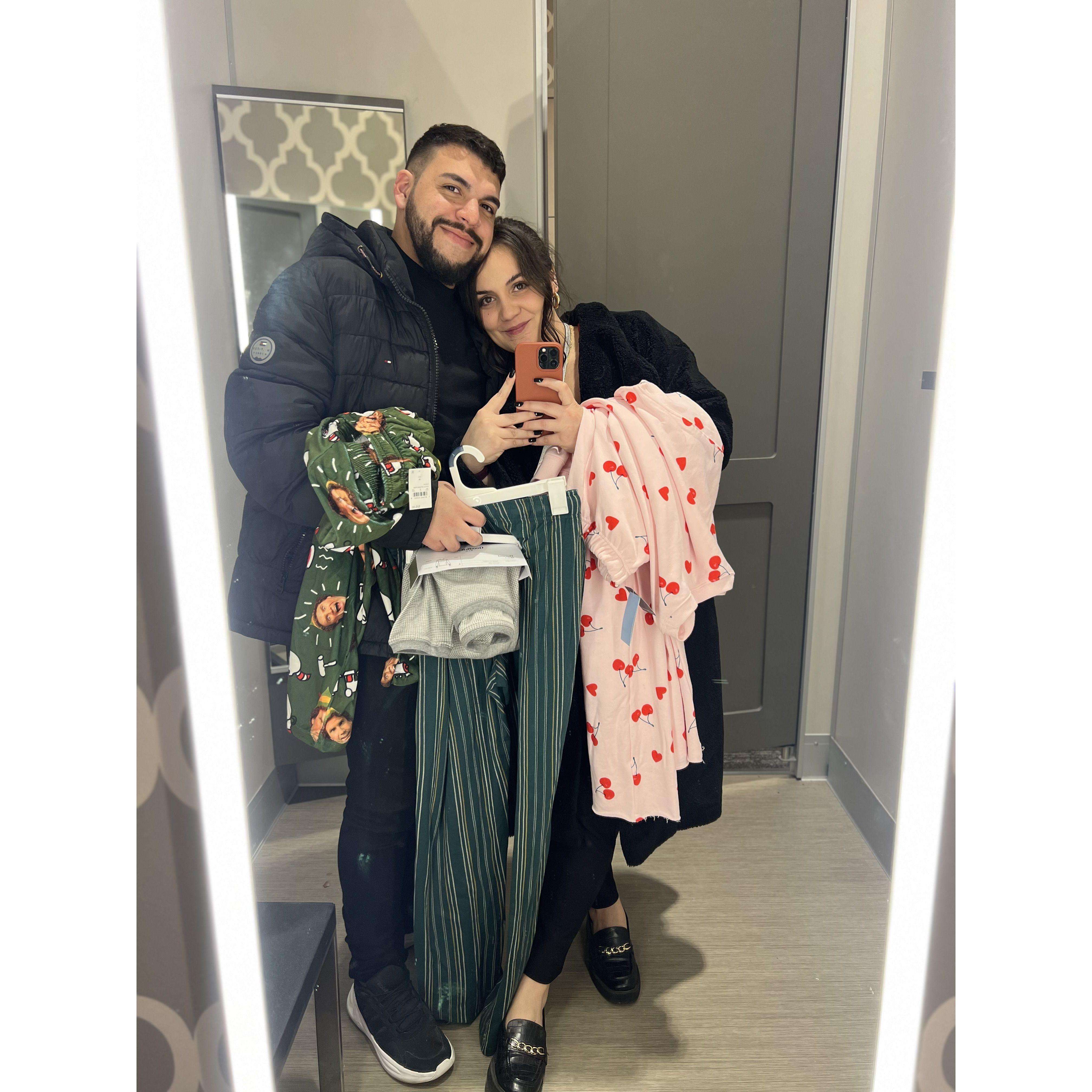 Nosso primeiro ‘date' a primeira vez que sentamos e conversamos >< de lá já saímos juntos para comprar o pijama para usar na celebração de natal que estávamos indo! Juntinhos!!