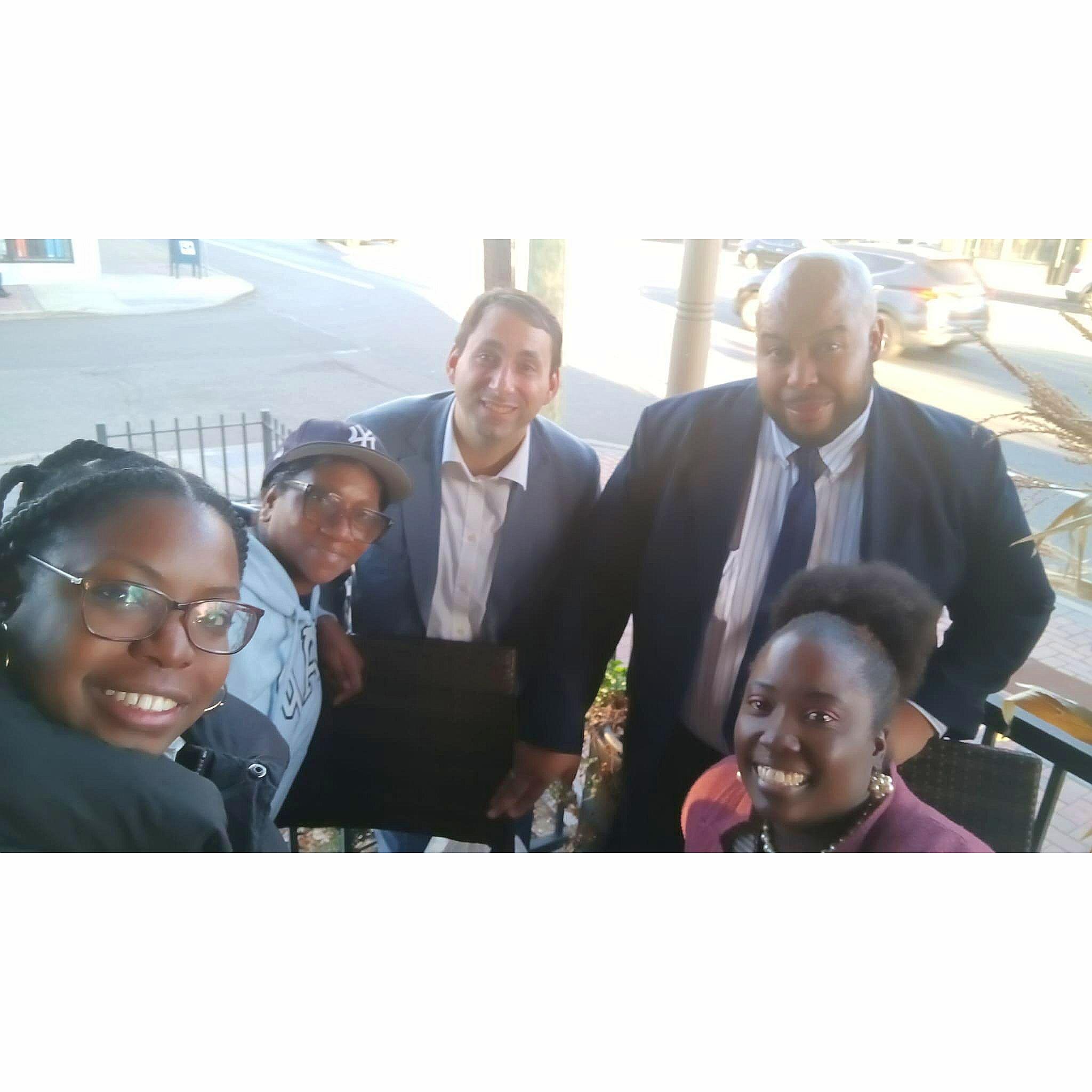 Hanging with friends after Sunday meeting. What else? Good food!
Un giro con alcuni amici dopo l'adunanza di domenica. Cos'altro voglio? Cibo buono!