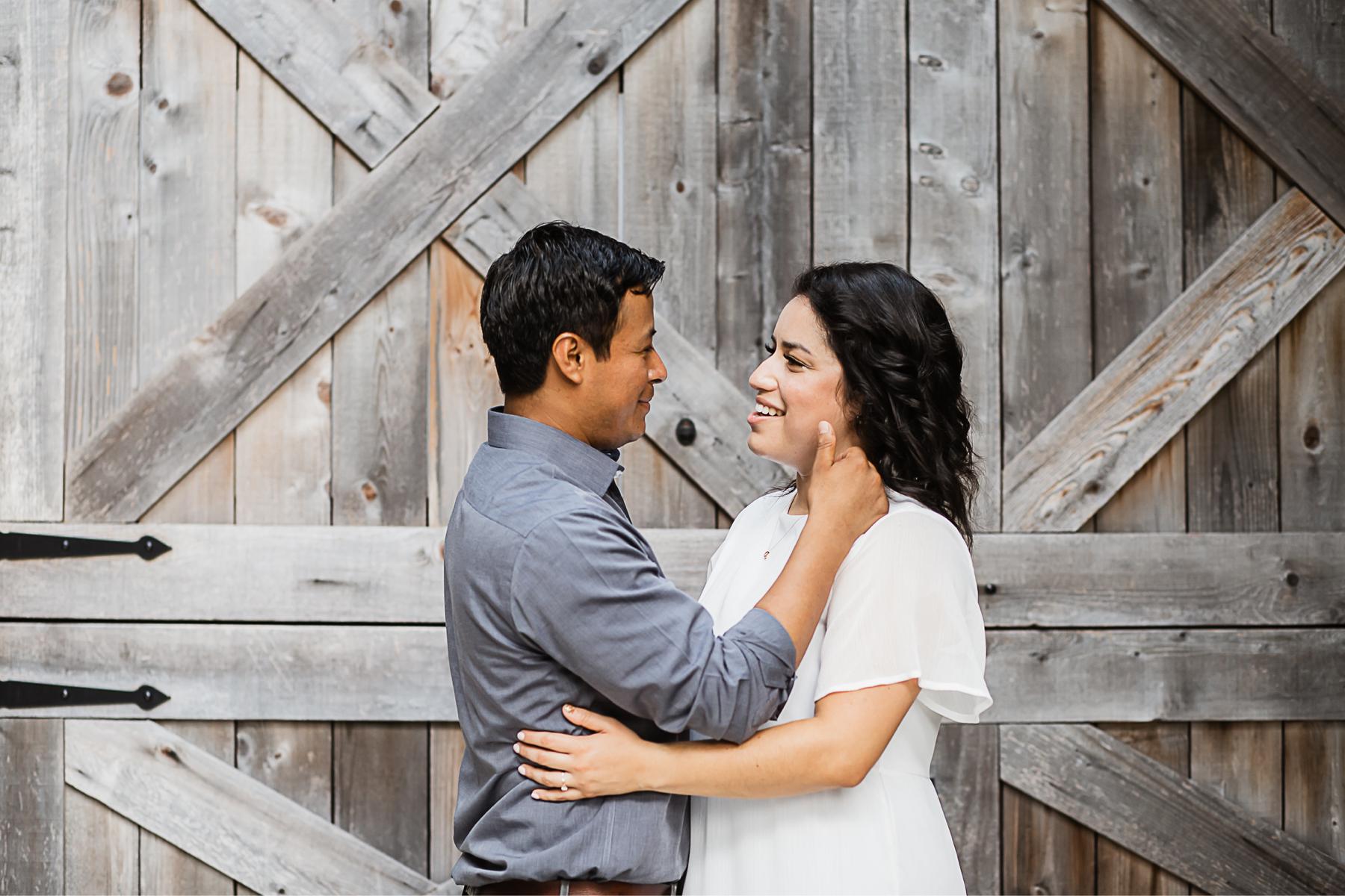 Yet another one of our engagement pictures 🤍
Aquí hay otra foto de compromiso 🤍