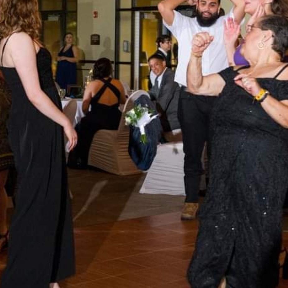 Anthony accidentally got thrown the bouquet at the last wedding we attended which was his cousins!😂
Traduccion: ¡A Anthony le arrojaron accidentalmente el ramo en la última boda a la que asistimo. 😂