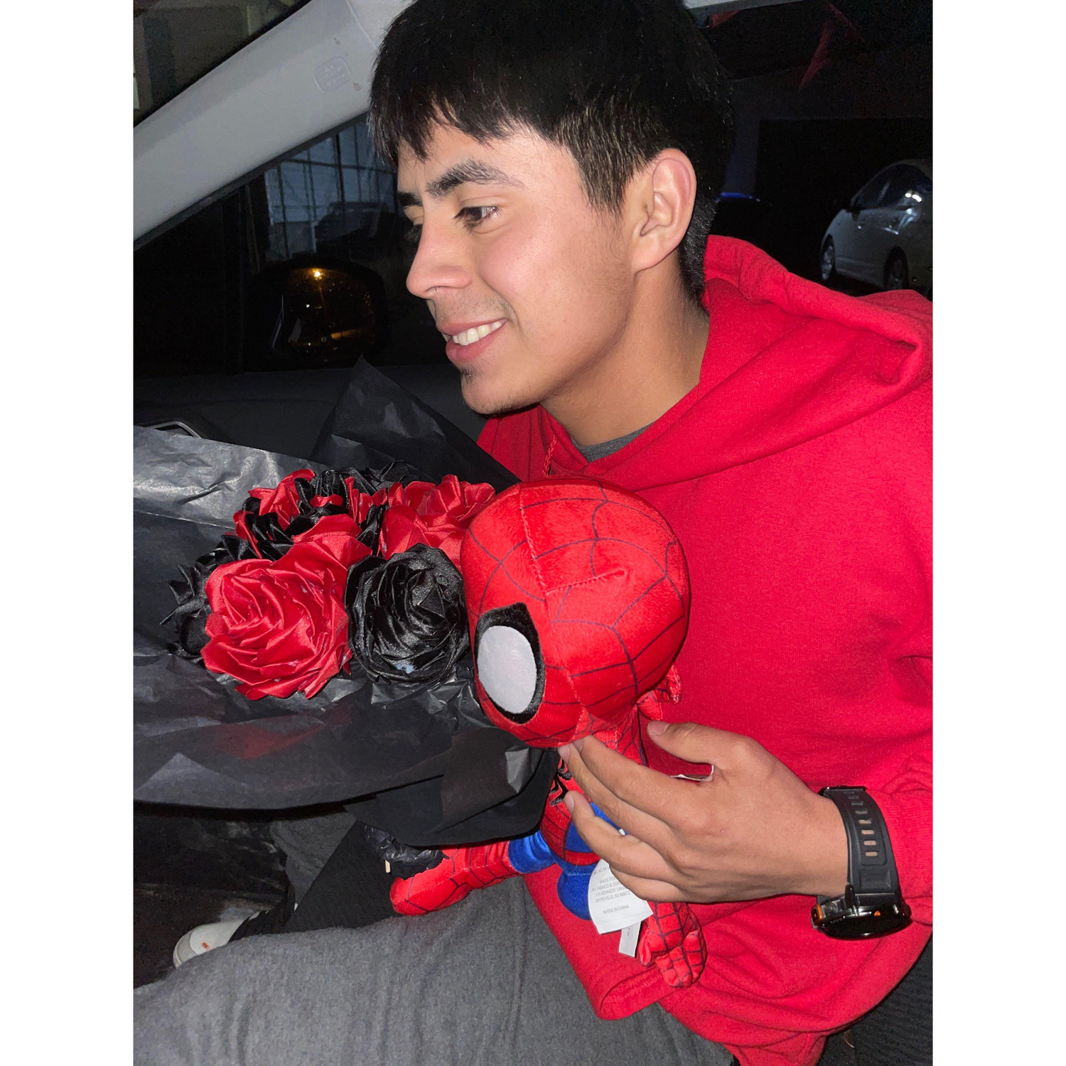Valentines day I brought him the flowers i made him and a stuffed spiderman | El dรญa de San Valentรญn le traje las flores que le hice y un peluche de Spiderman.