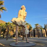 Marilyn Monroe Statue