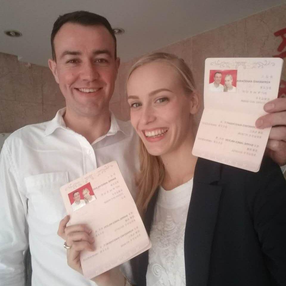 After a few months we finally registered, Mr&Mrs Barrie got their red Chinese Wedding Certificates!
Після кількох місяців ми вирішили зареєструвати шлюб і отримали китайські сетифікати!