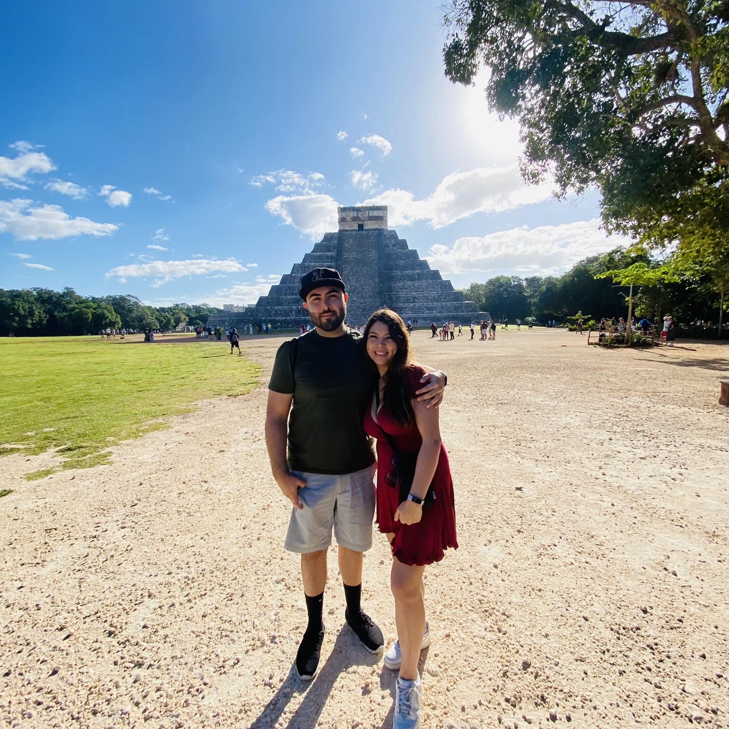 As you guys know, Edgar is a history nerd. We visited Chichen-Itza for his birthday
***
Como ustedes saben, Edgar es un nerd de la historia. Visitamos Chichén-Itzá para su cumpleaños.