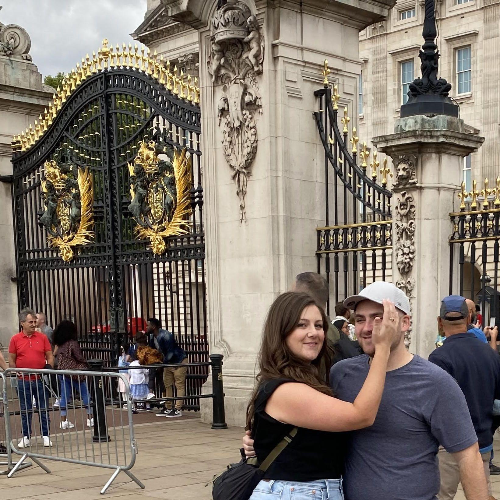 August 2022: Flirting in front of Buckingham Palace 🙈