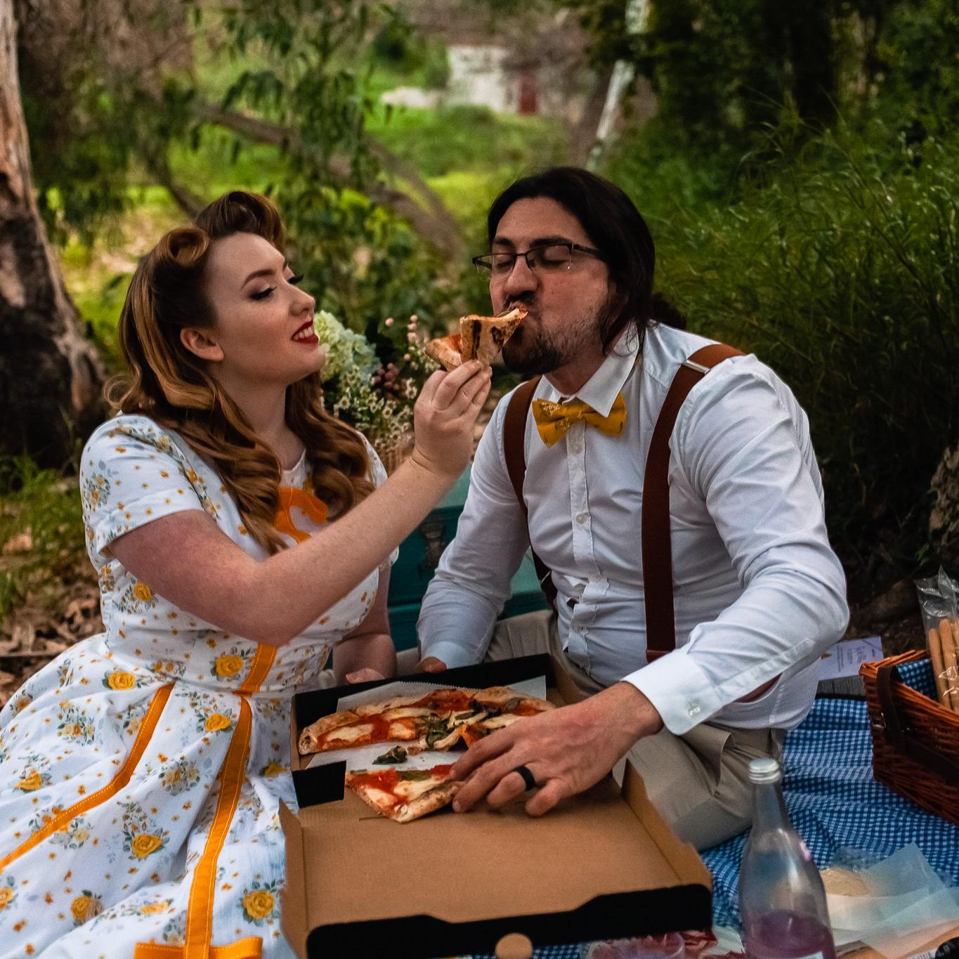 Pizza is very important to us.

La pizza è molto importante per noi.