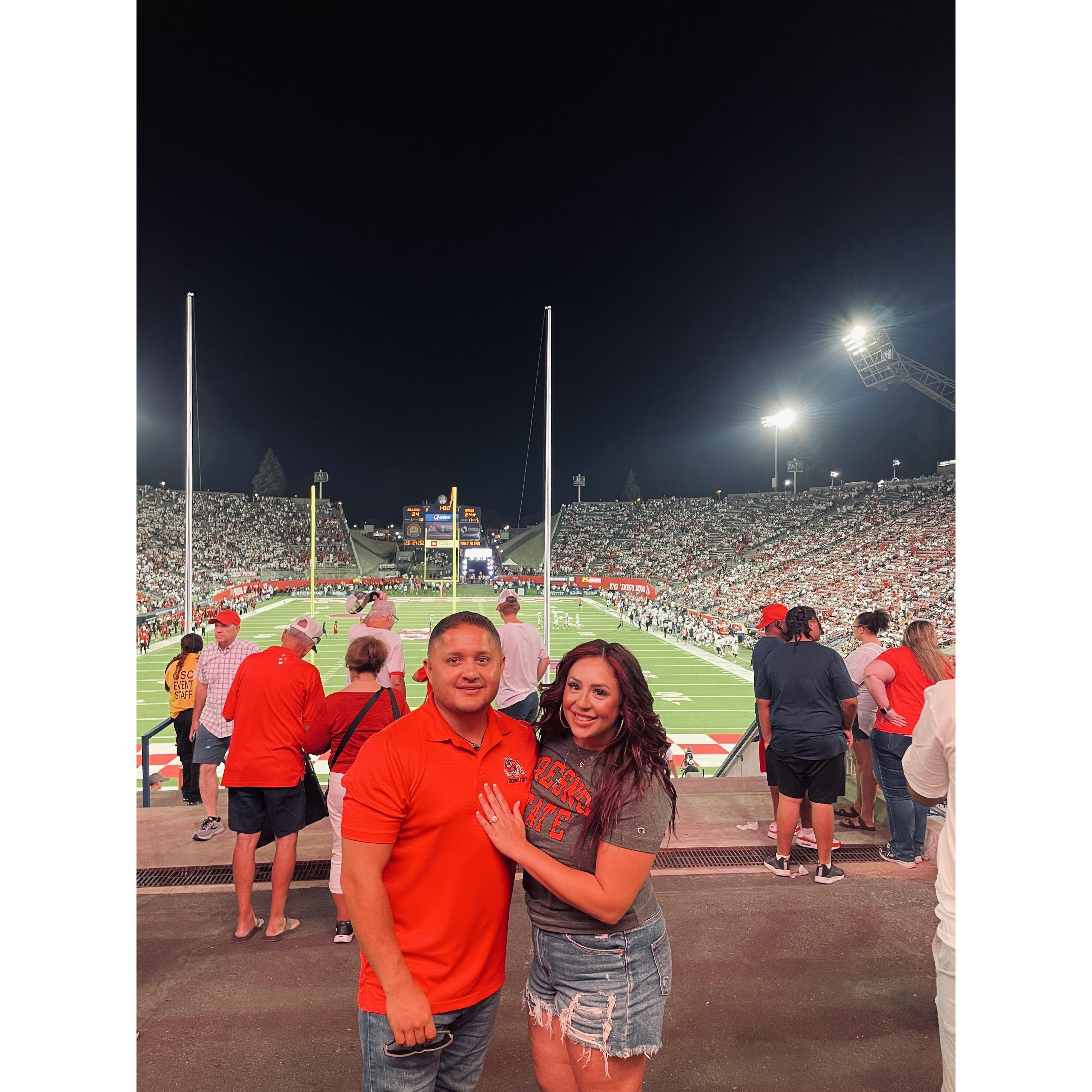 Donna and Alex have a great love for Fresno State! Catch them at football games every fall 🐾 ¡Donna y Alex sienten un gran amor por Fresno State! Véalos en los partidos de fútbol cada otoño 🐾