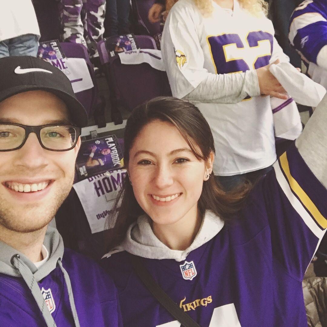 Mishelle’s first Minnesota Vikings game - and the unforgettable Minneapolis Miracle. She couldn’t believe how loud and electric the stadium was, and got her first taste of the emotional roller coaster of Minnesota sports.

El primer partido de los Minnesota Vikings de Mishelle — y el inolvidable Minneapolis Miracle. No podía creer lo ruidoso y eléctrico que estaba el estadio, y vivió por primera vez la montaña rusa de emociones del deporte en Minnesota.