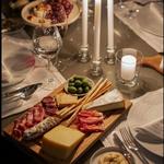 Jantar a luz de velas em uma Osteria