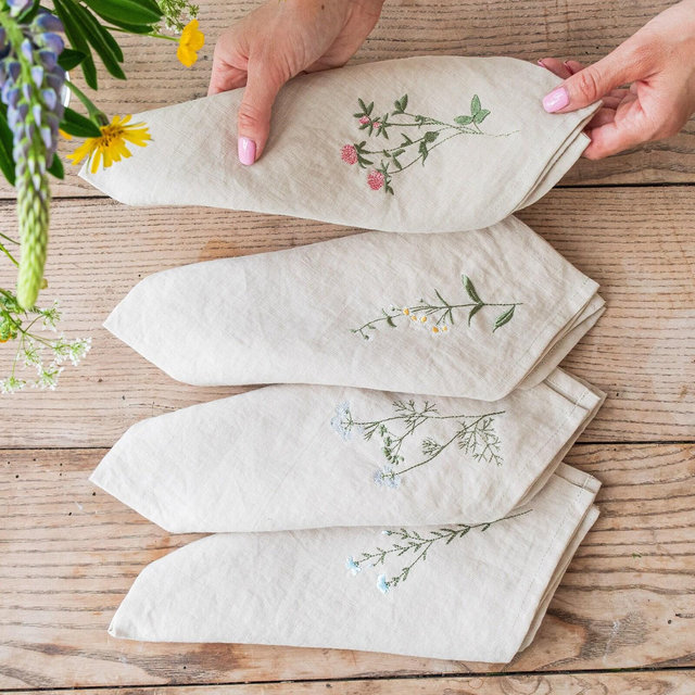 Wildflower embroidered napkin set of 4, natural linen napkins, rustic farmhouse table decor, botanical embroidery, floral napkins