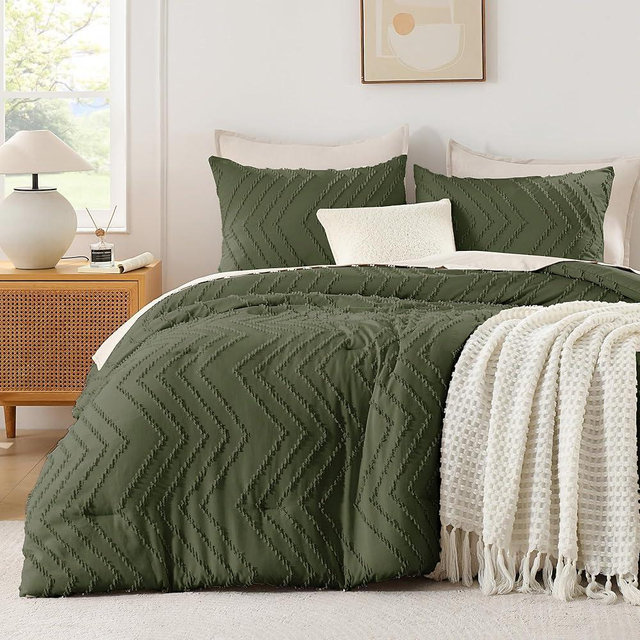 Andency Olive Green Oversized King Comforter Set 120x98, Boho Oversize King Soft Warm Tufted Bedding Comforter Sets, 3 Pieces Aesthetic Chevron Farmhouse Cute Bohemian Textured Bedding Set