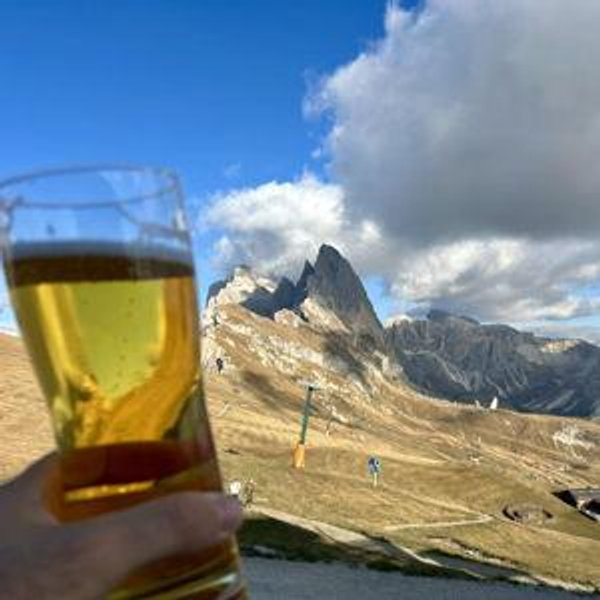 A round of après-hike beers