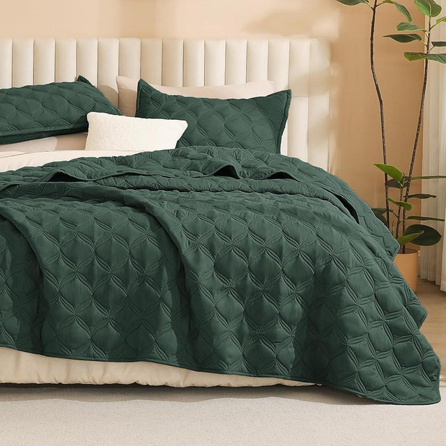 Litanika Oversized King Quilt Bedding Set,120x120Inch Super King Forest Green Comforter Bedspreads Lightweight Bed Coverlets Boho Bedding Cover Decor All Season, 3 Pieces (1 Quilt, 2 Pillowcases)