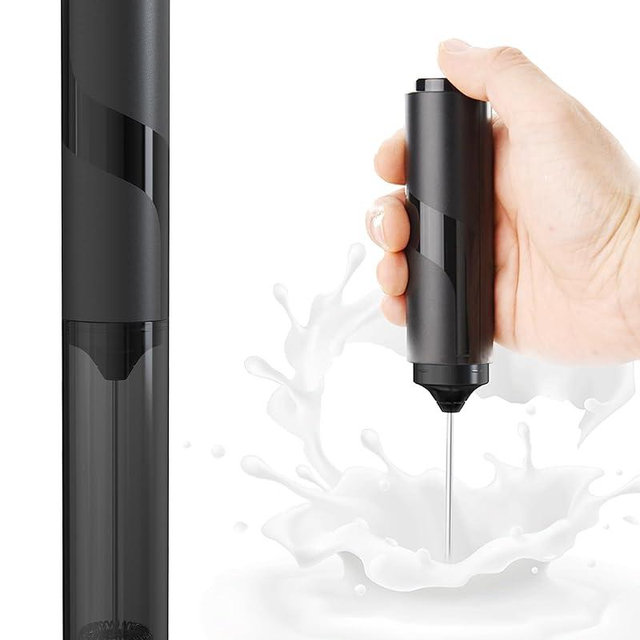 Soenglyun Handheld Milk Frother with Cover, Battery Operated Drink Mixer Handheld Easy to Carry Electric Frother Wand For Coffee, Latte, Cappuccino, Frappe Drink, Hot Chocolate, Black