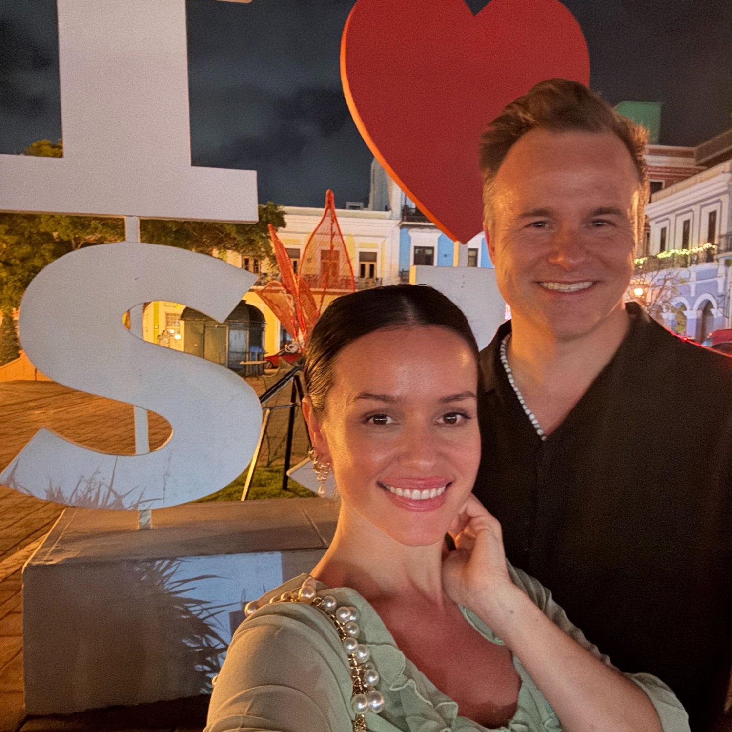 Viaje a Puerto Rico con fundación:
"Let's share the Sun". Aprendimos y ayudamos a muchas personas!-Charity trip to PR! We met families, made new friends and installed solar panels for amazing humans