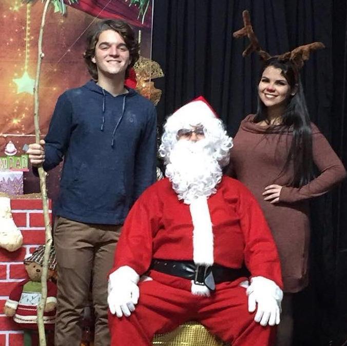 16・diciembre・2017 Cuando nos vestimos de Rudolph y Jack Frost en nuestro pro-fondo de Navidad, uno de los groomsmen es Santa