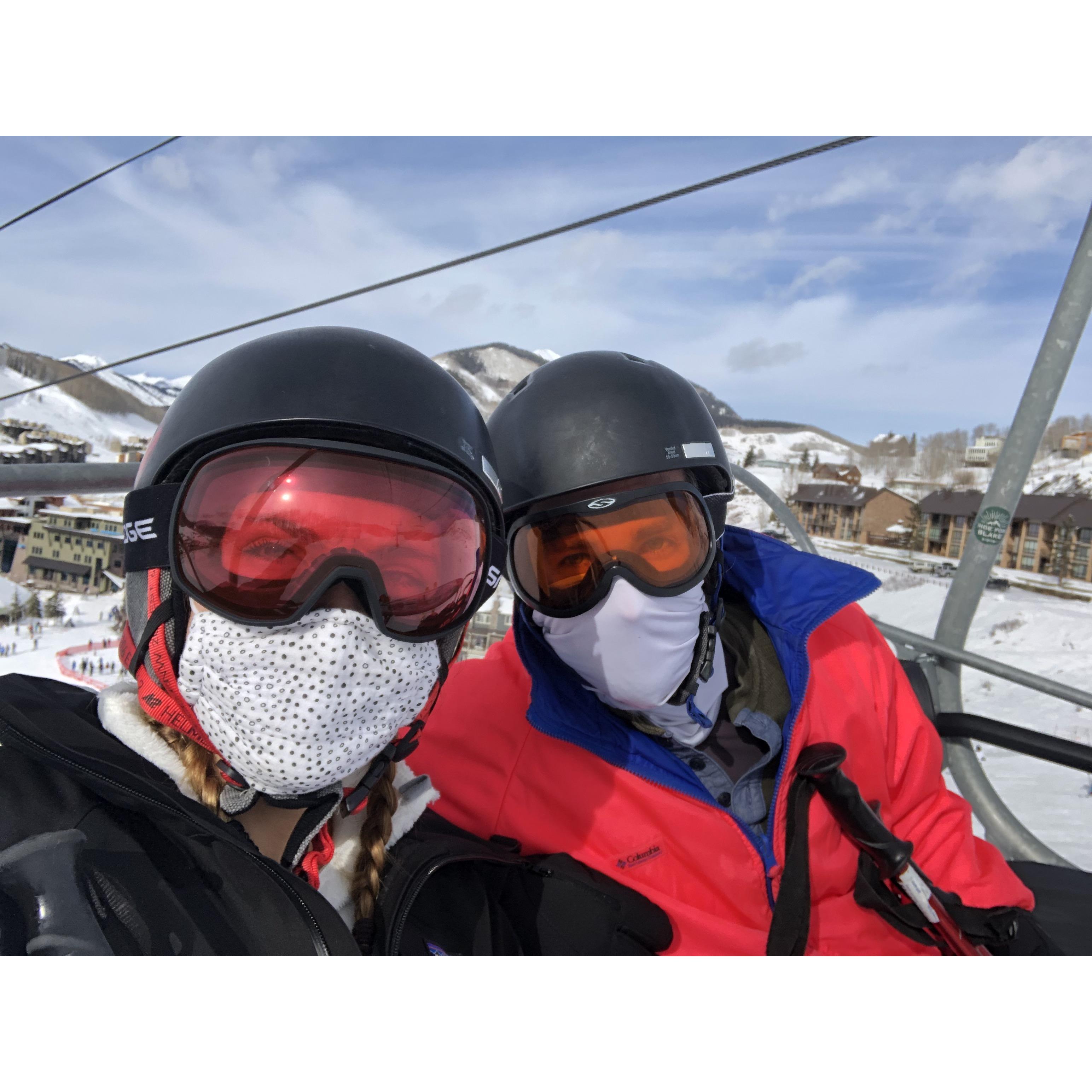 Aquella vez en la Gareth le "rompió las rodillas" a Ale tratando de llegar primero al telesquí. 
That time when Gareth "broke" Ale's knees when trying to beat her to the lift line.