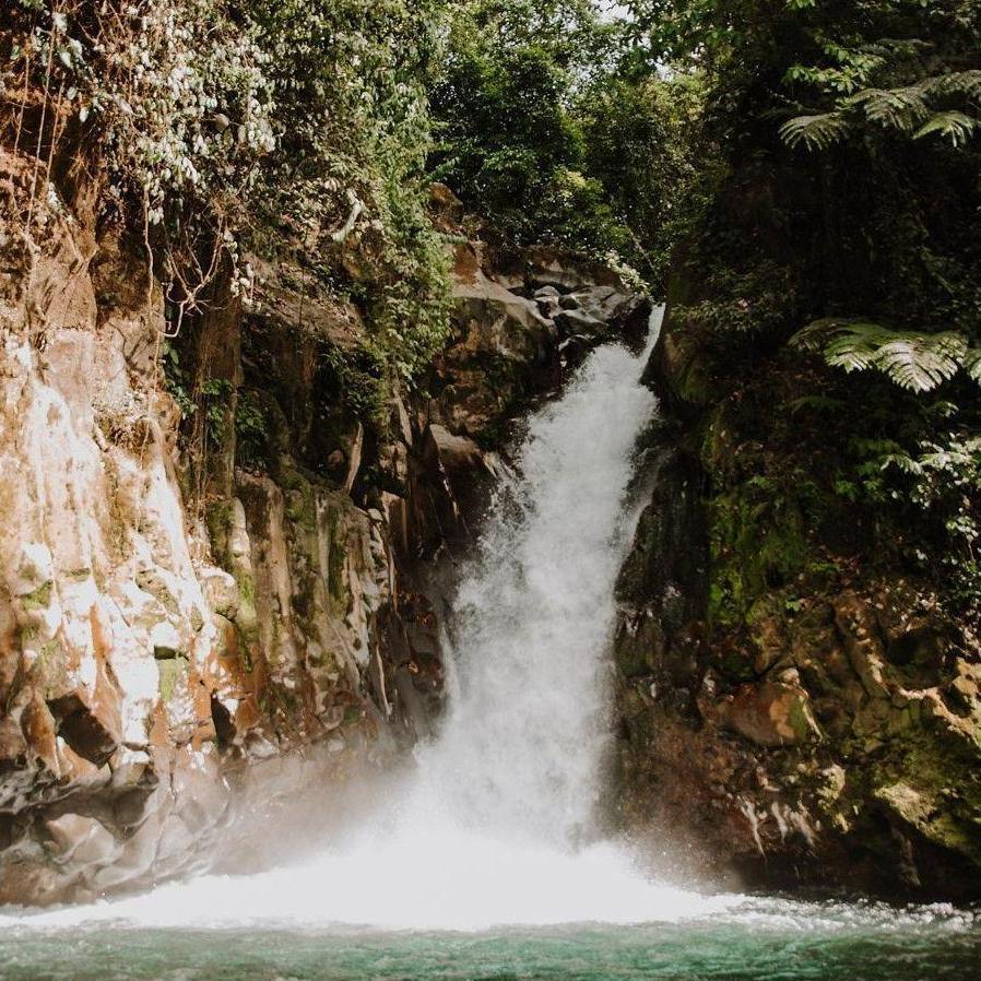 Agua pura y abundante, así es nuestra la bendición de nuestra unión. | Pure and abundant water, and so is the blessing of our union.