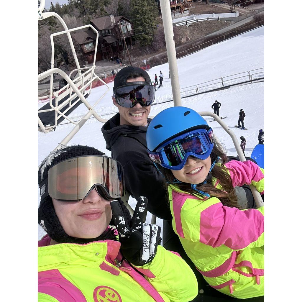 Teaching another Gomez girl to snowboard :D