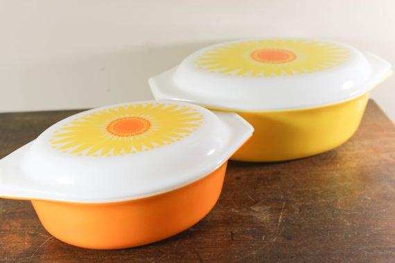 Set of Sunflower Daisy Vintage Pyrex Casserole Dishes 1 1/2 Qt and 2 1/2 Quart Casserole with Glass Lid 045 & 043 - Baking Dish