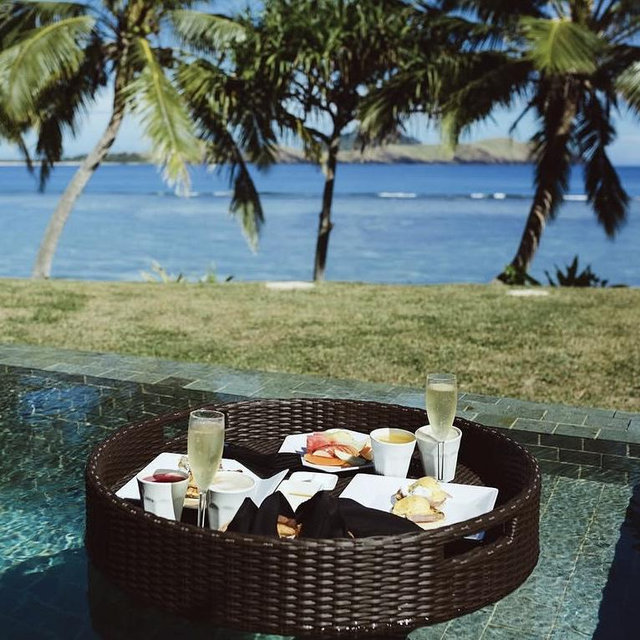 Floating breakfast