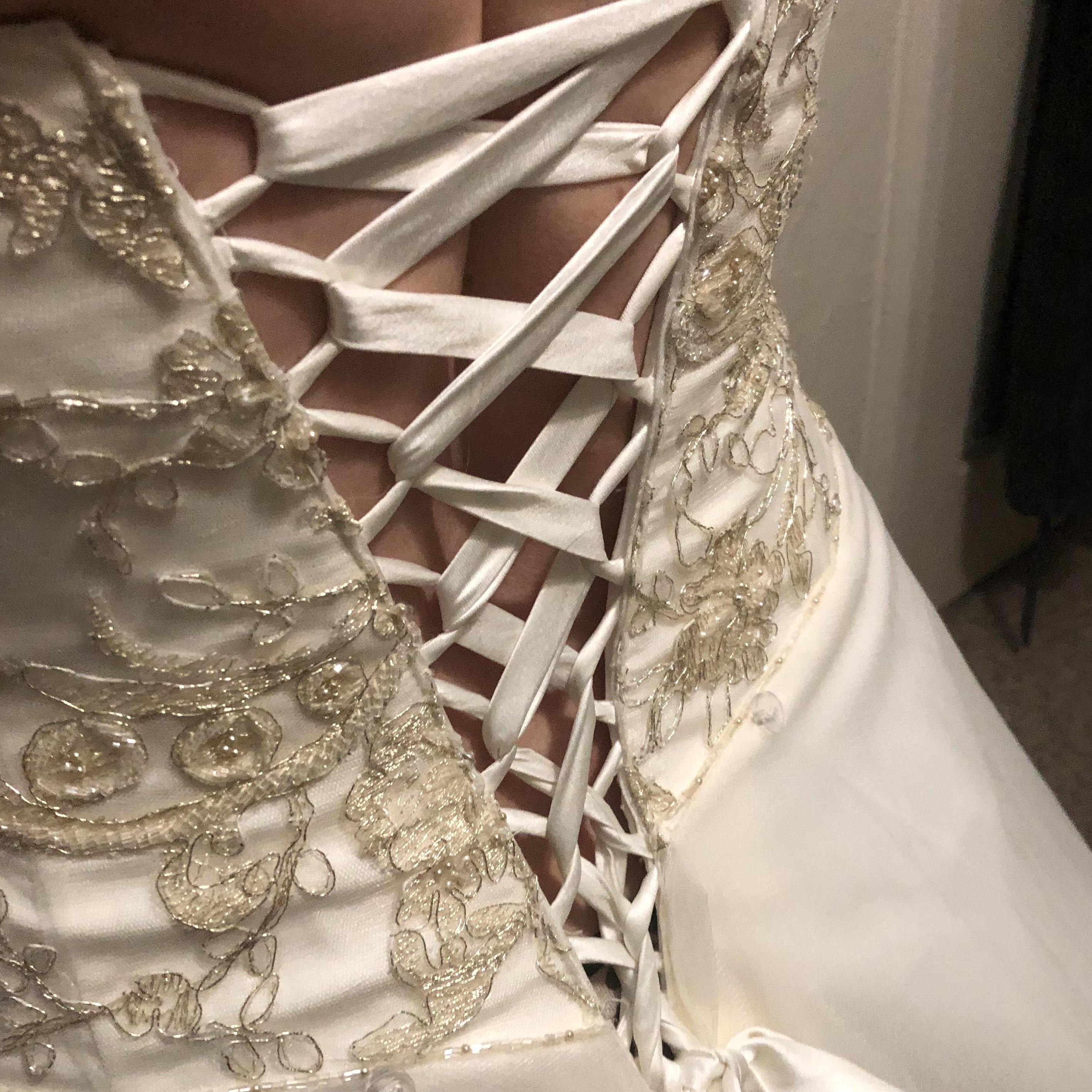 Back of the Bride’s 👰‍♀️ dress