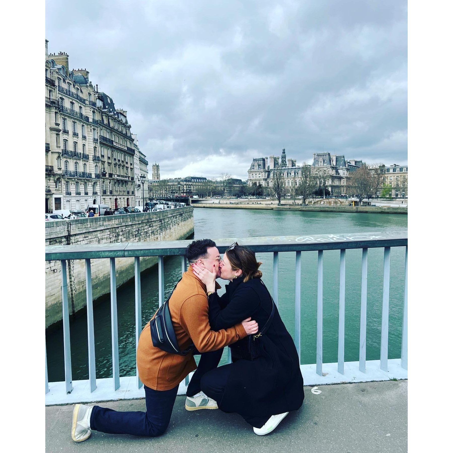 Our engagement in Paris on the Pont Saint-Louis in 2022. The bridge  connects la Cité with the Île Saint-Louis.