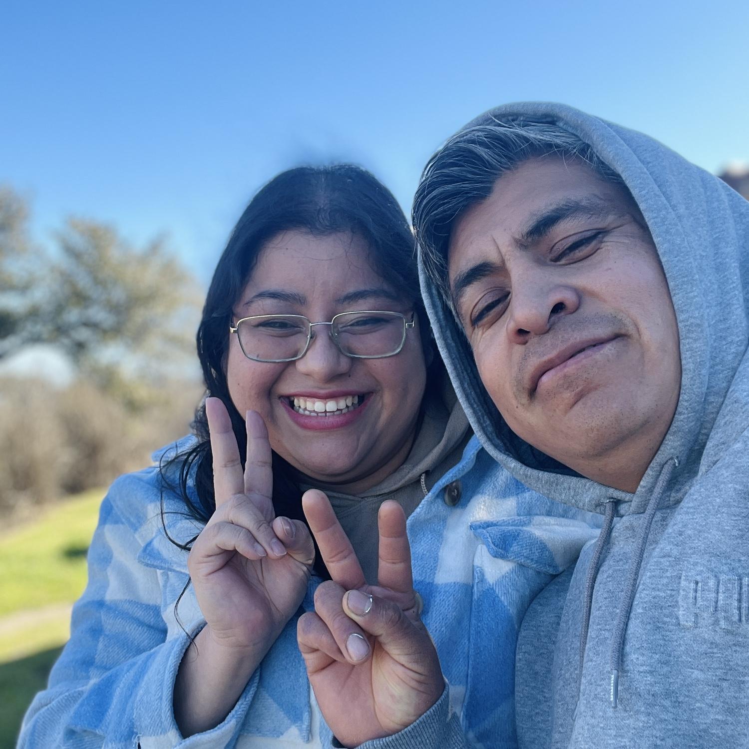 A Lizzy y a mí nos gusta viajar juntos en carretera! 🛣️🚏