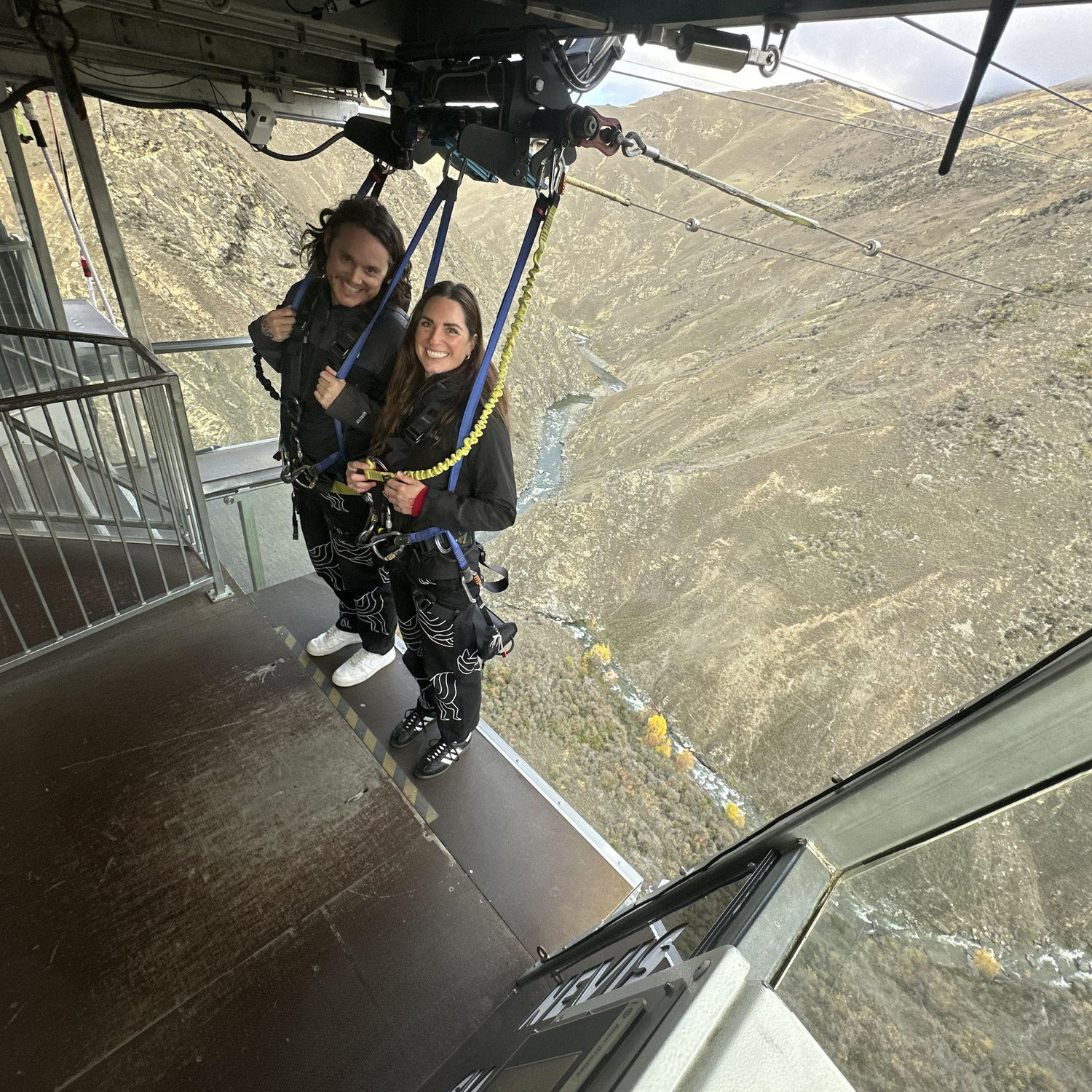 Two lovers who love adrenaline, Bungee jumping and swinging in New Zealand