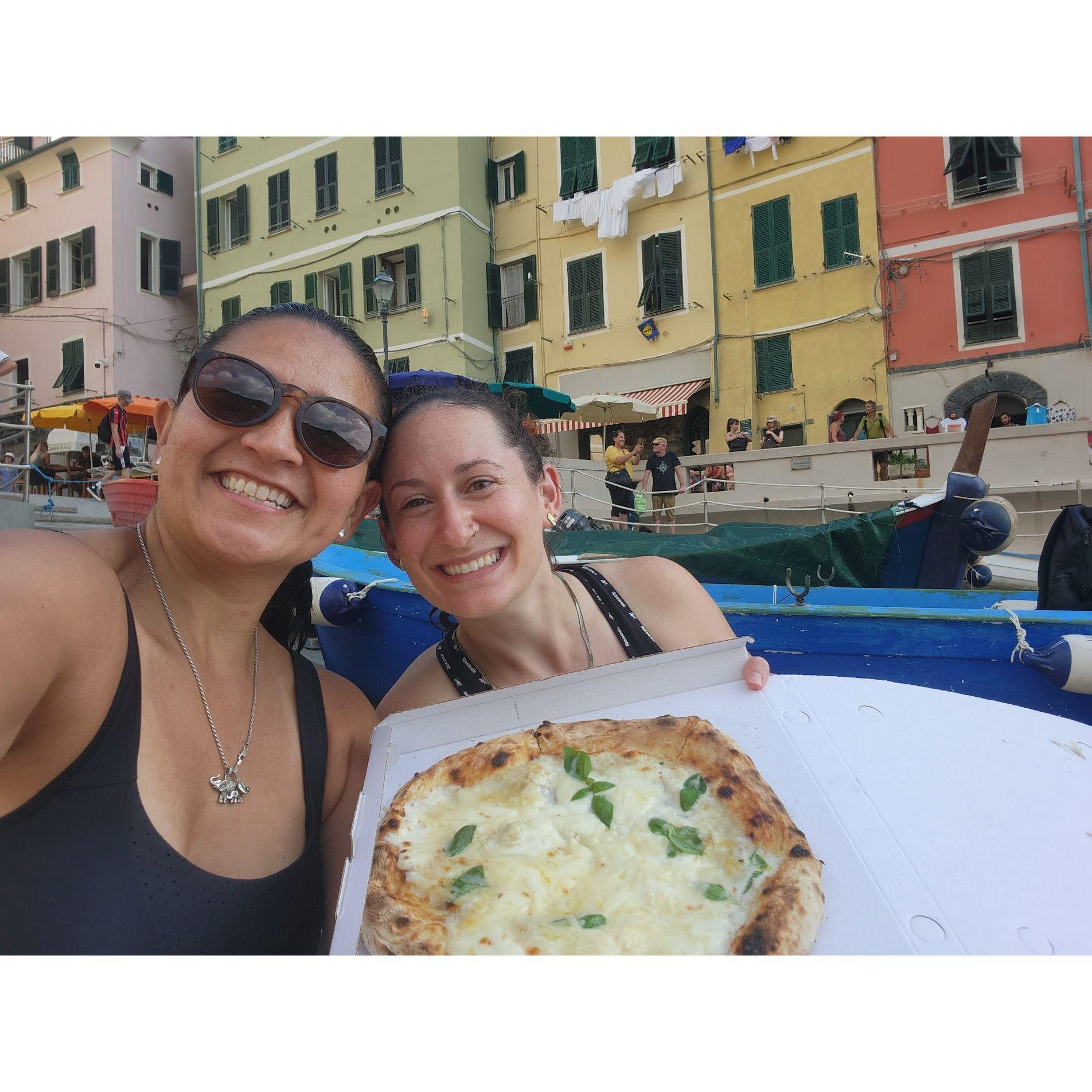 We found the best cuatro formaggi pizza in Vernazza, Italy!