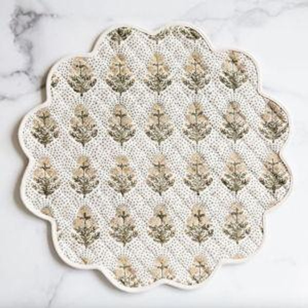 Quilted Scallop Poppy Placemat