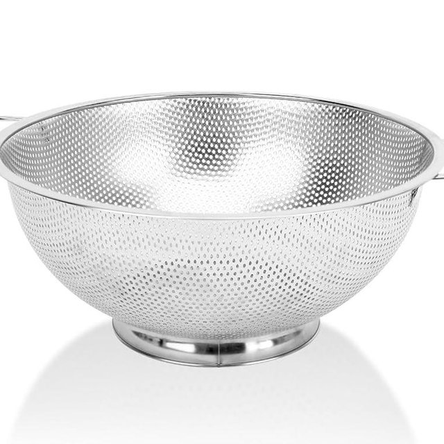 Colander for Kitchen, 4QT, Stainless Steel Colander Strainer with Handle for Fruits Vegetables Cooking Food, Dishwasher Safe