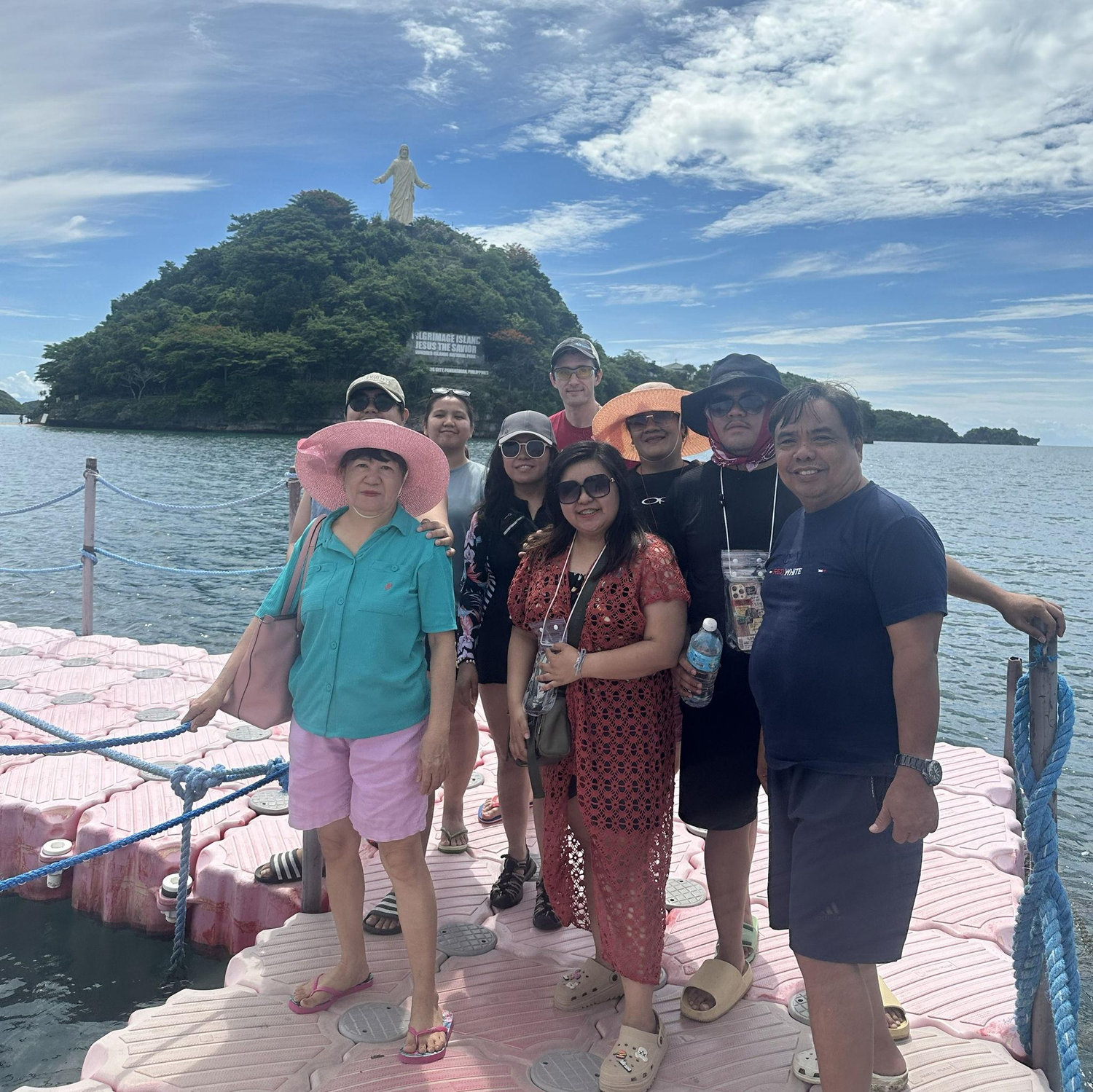 Island-hopping and soaking up the sun with the Torio family in the Philippines! Nothing beats summer days spent exploring the incredible Hundred Islands.