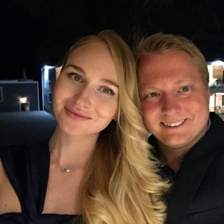 Laguna Beach, May'17.
Season 3 grand finale. 
Worth and Allan's wedding. 
Since Brett's family approved of Janna she got the honor to get to the next round of vetting - THE ADIDAS CREW.