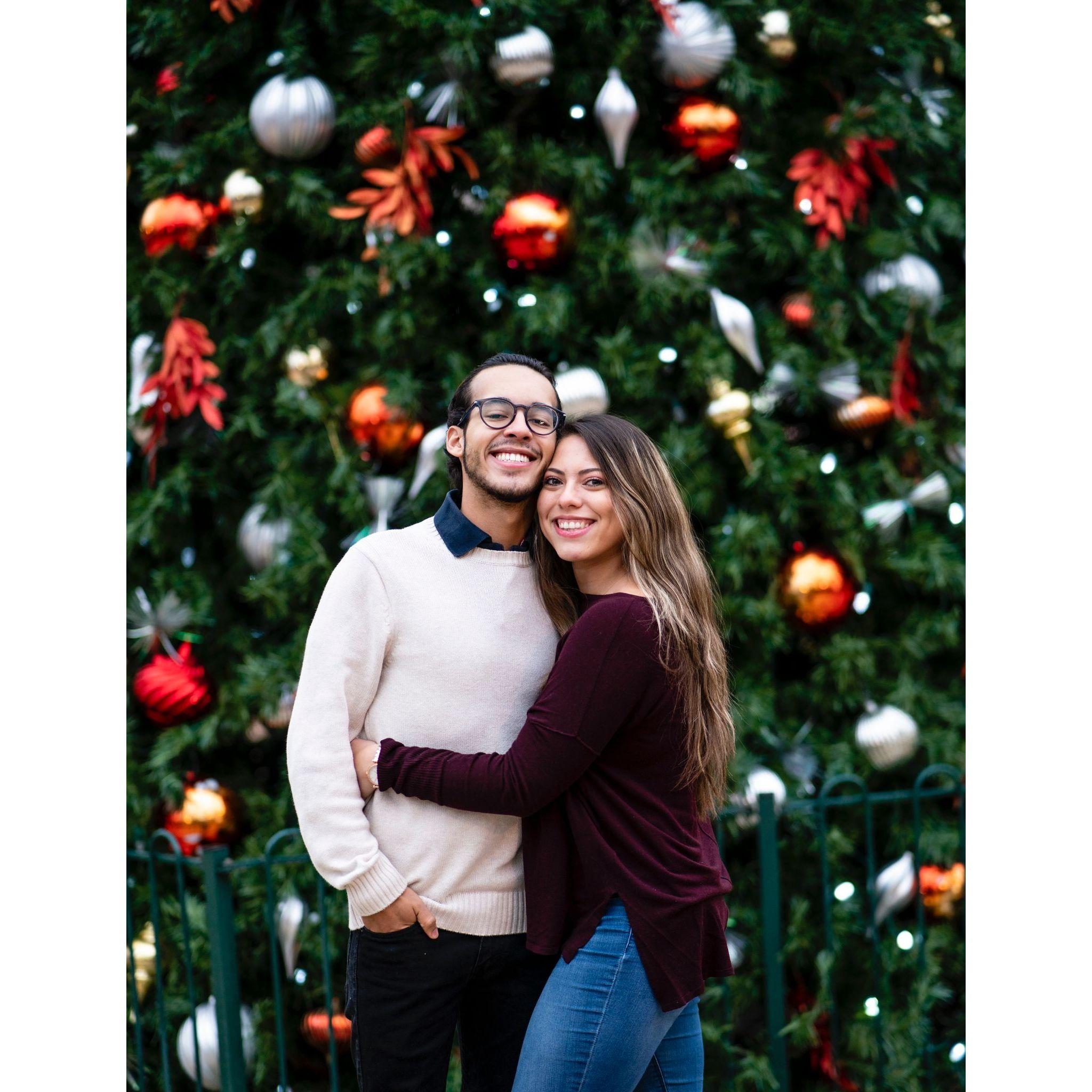 Our first Christmas in VA, a photographer approached us and asked if he could take a picture / Nuestra primera Navidad juntos en VA, un fotógrafo se nos acercó y preguntó si nos podia tomar una foto.