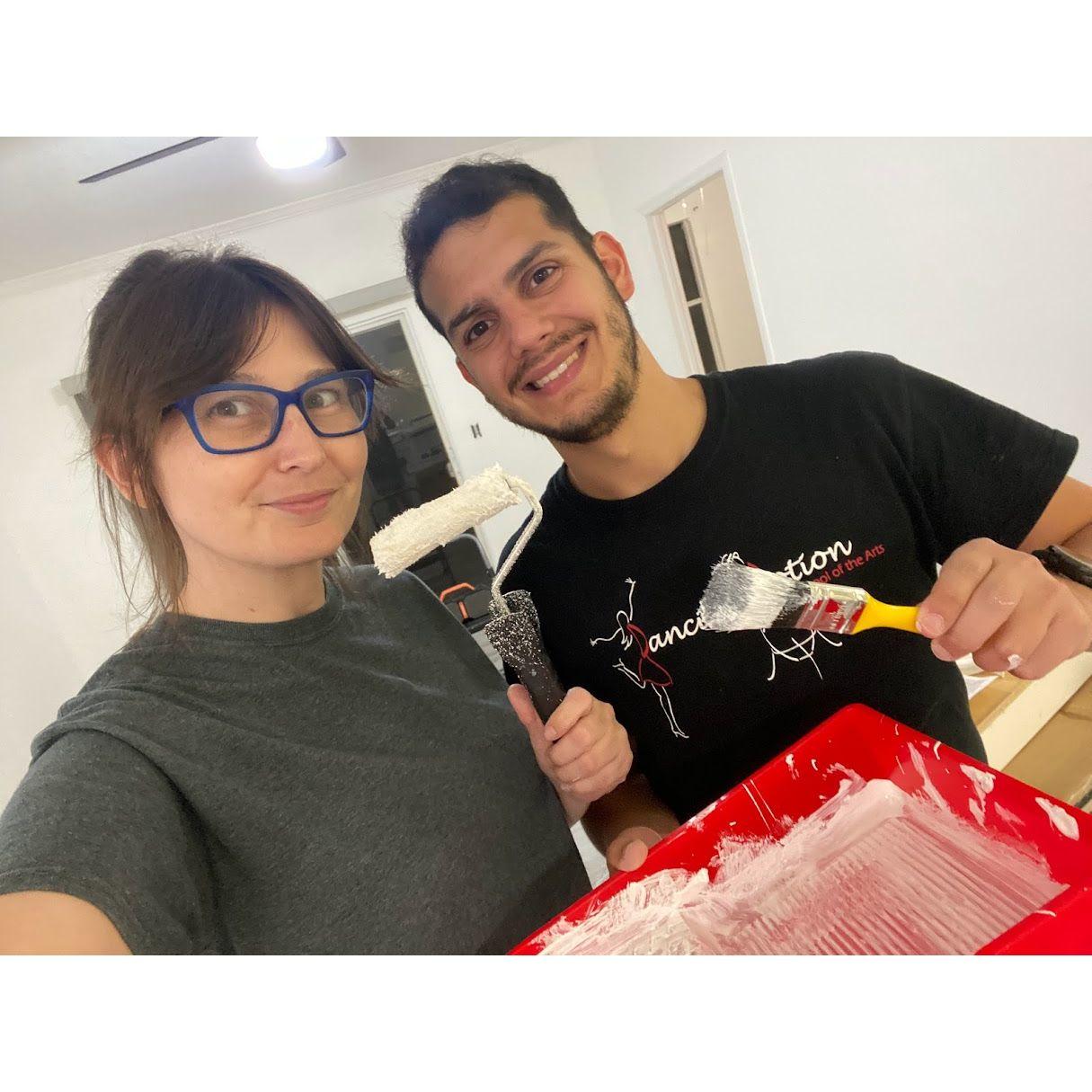 Our first home together. We were renovating the kitchen! Next time we are hiring contractors 🤣.
Nuestra primera casa juntos. ¡Estábamos renovando la cocina! La próxima vez contrataremos profesionales 🤣.