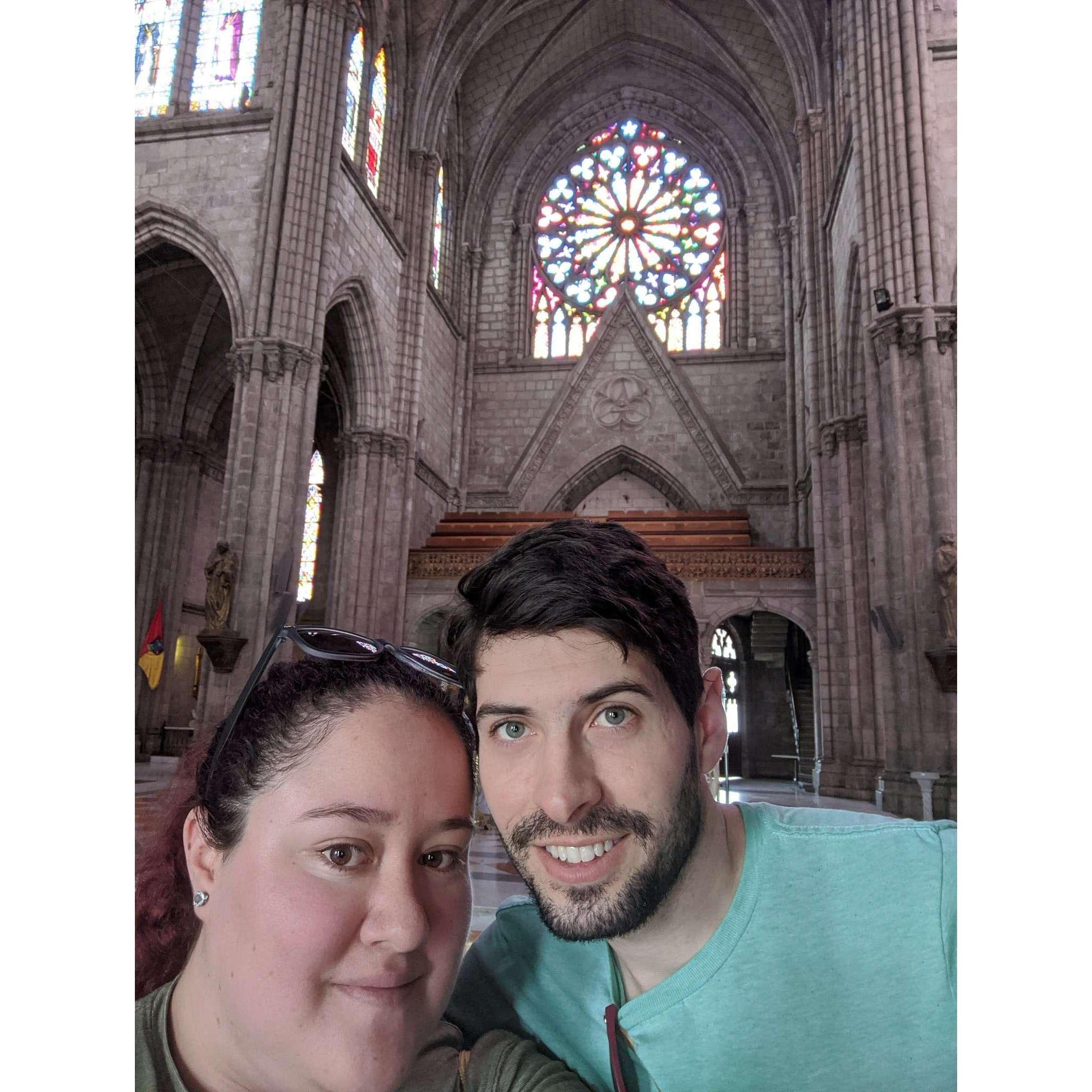 Admiring the art of the Basilica in Quito - Viendo el arte de la basílica de Quito