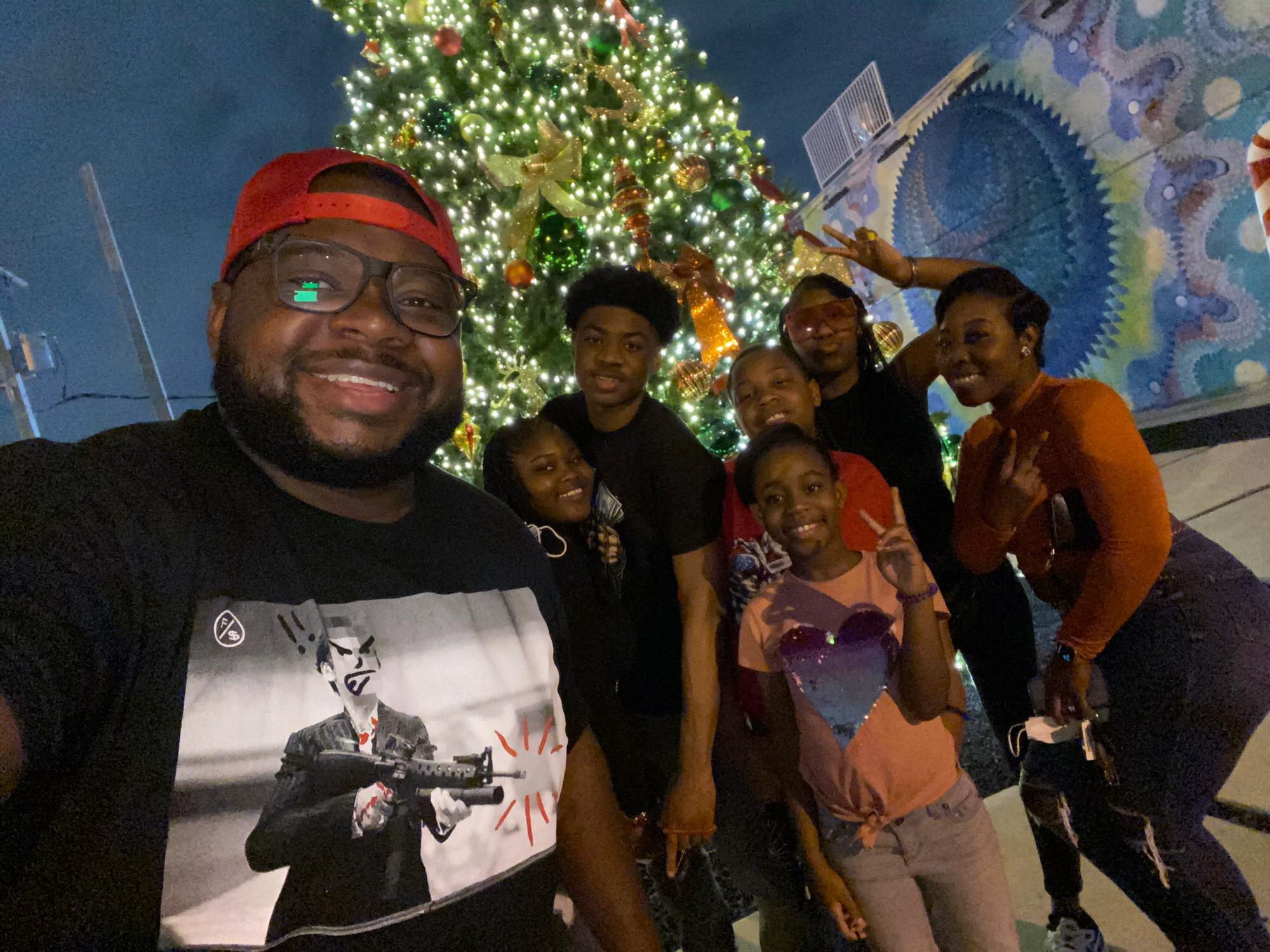 Together we’re so much better! Family of 8💪🏾 missing our oldest❤️