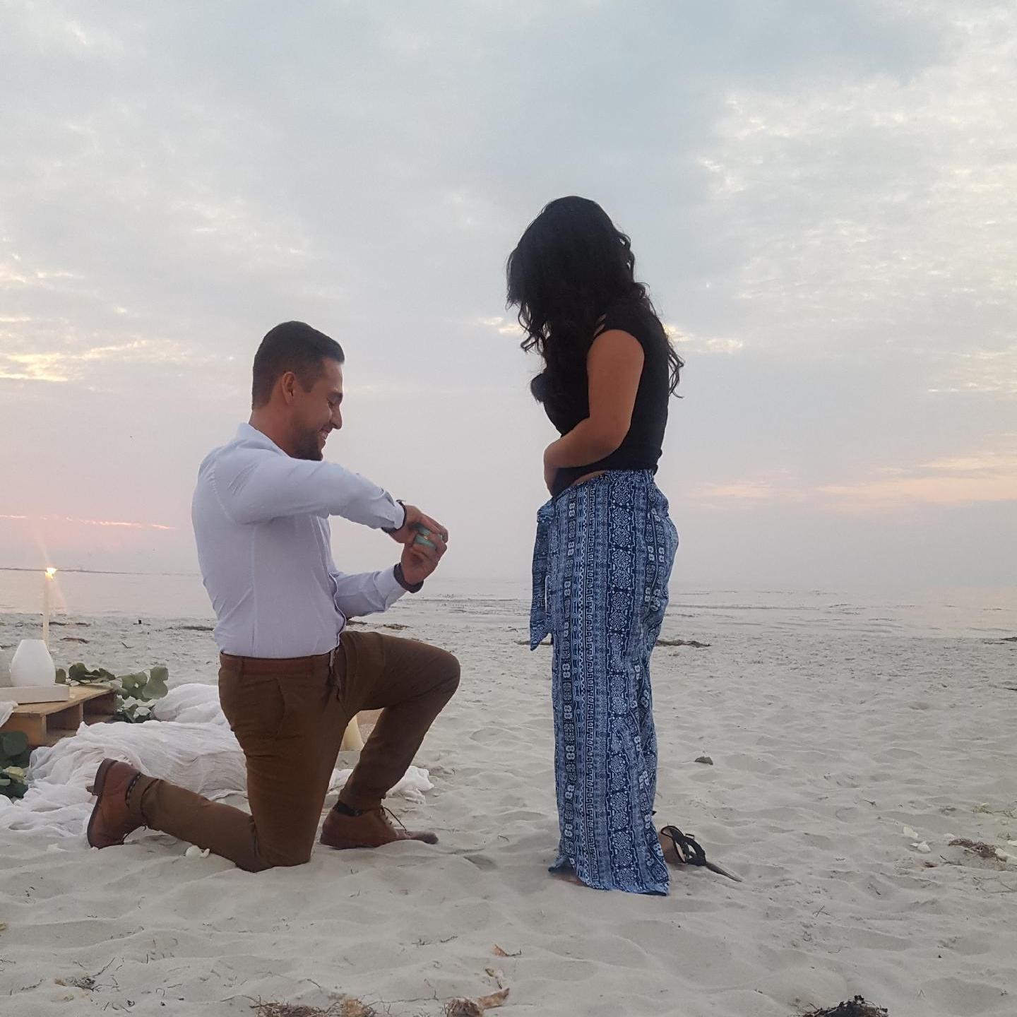 "deja que me ponga
de rodillas para ti, dime que respondes a un siempre juntos.."