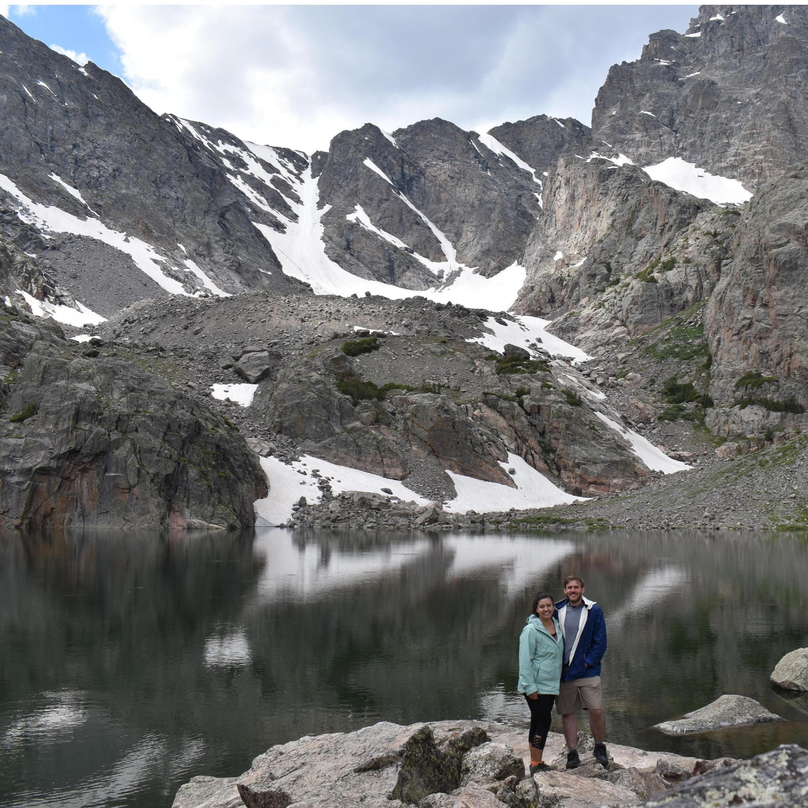 10 mile hike up to Sky Pond in the Rocky Mountains.
10 millas de caminata hasta Sky Pond en las Montañas Rocosas.