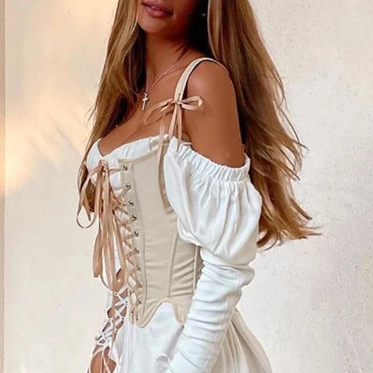 Ladies, don't hesitate to wear a corset! This dress is giving both dirndl and medieval vibes and we are here for it 100%.