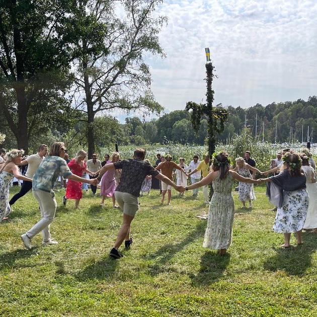 Full Midsummer magic for Maja’s family wedding
Täby, Sweden 2023