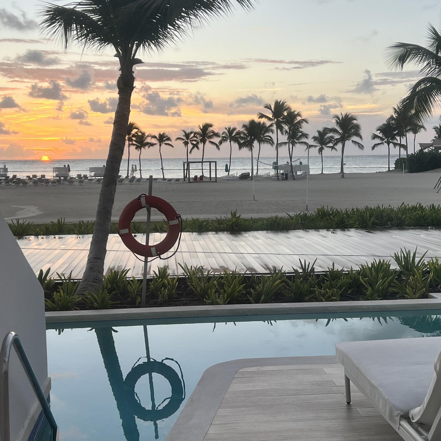 Jr. Swim Up suite beachfront