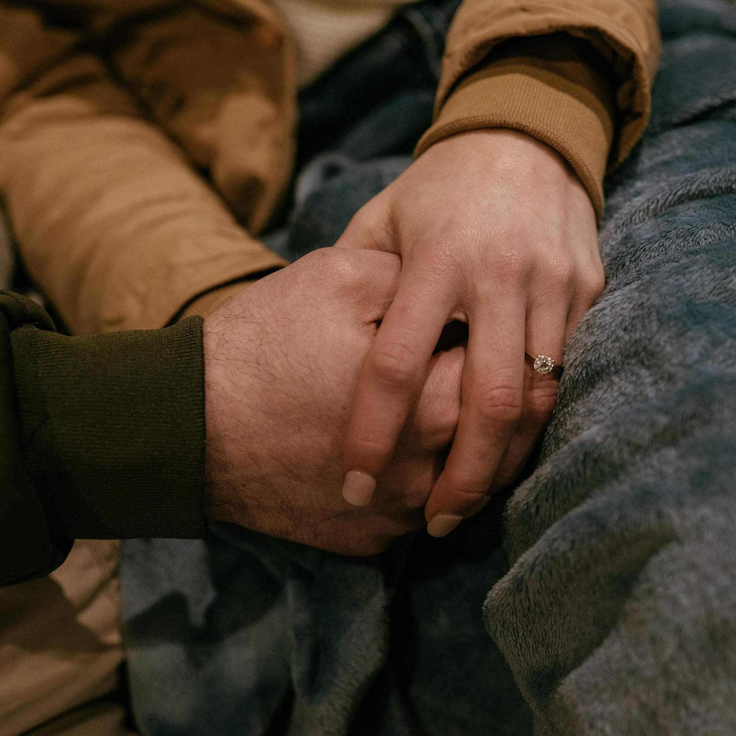 Baby, remember on the bus and my hand was on your knee
When you love somebody it's hard to think about anything but to breathe