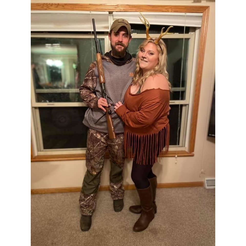 Cringy couple costumes for days