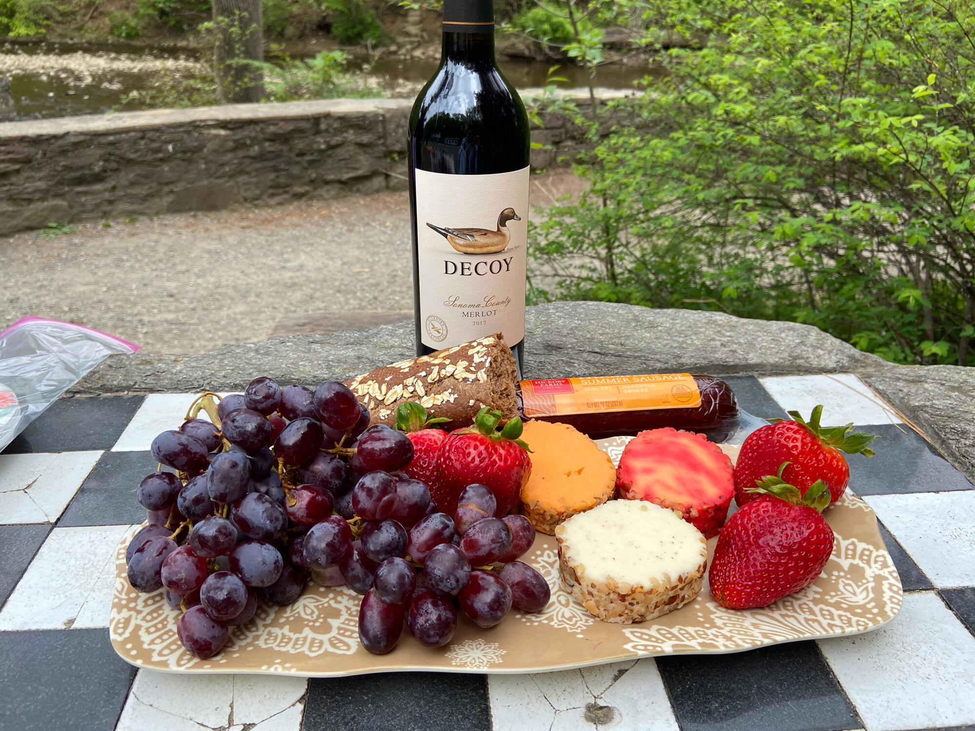Mark packed a picnic with my favorite bread & the wine we had in California for his birthday..🖤