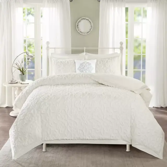 Madison Park Sabrina 4-Piece Full / Queen Comforter Set in White