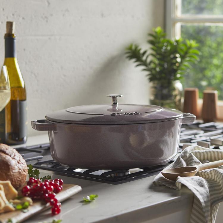 Cast Iron Wide Oval Dutch Oven