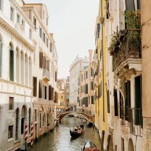 Romantic Gondola Ride in Venezia